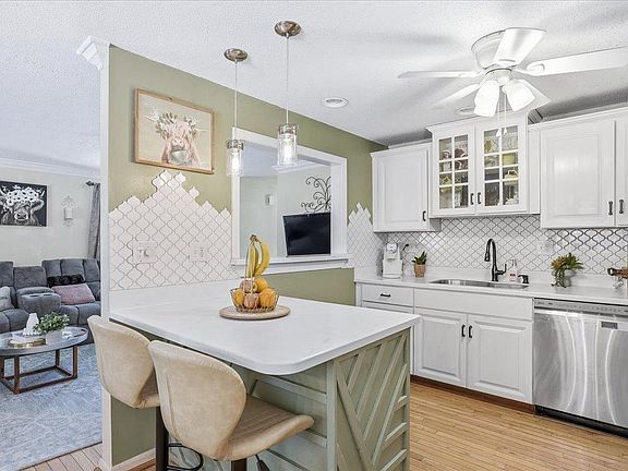 4th image of 131 Indian Rock Road