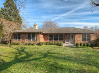 8 Cedar Ct, East Hampton, NY 11937