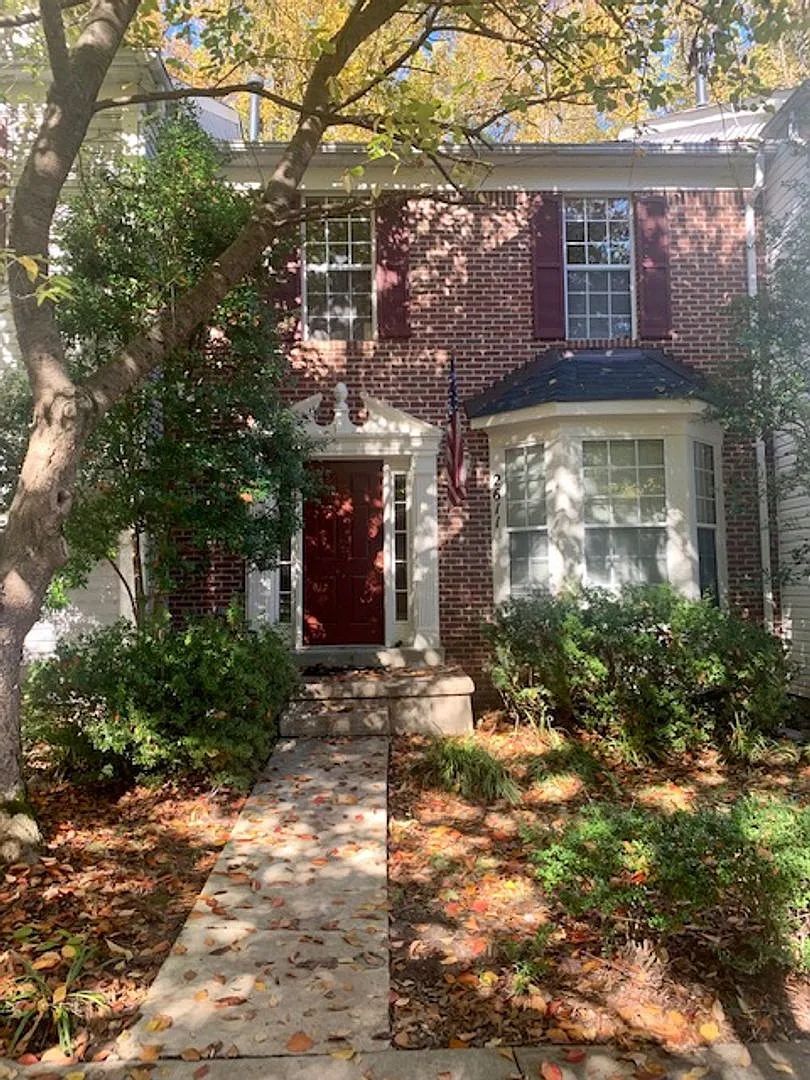 Spacious and bight 3 BR 3.5 BA beauty — Photo 2