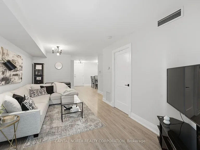 270 Wellington St W #412 — Photo 30
