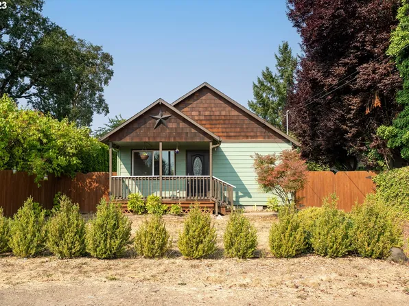 115 N 6th St, Carlton, OR 97111