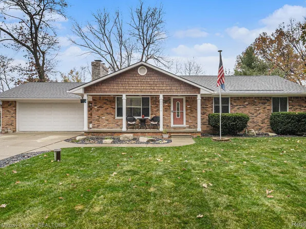 5084 Algonquin Blvd, Clarkston, MI 48348