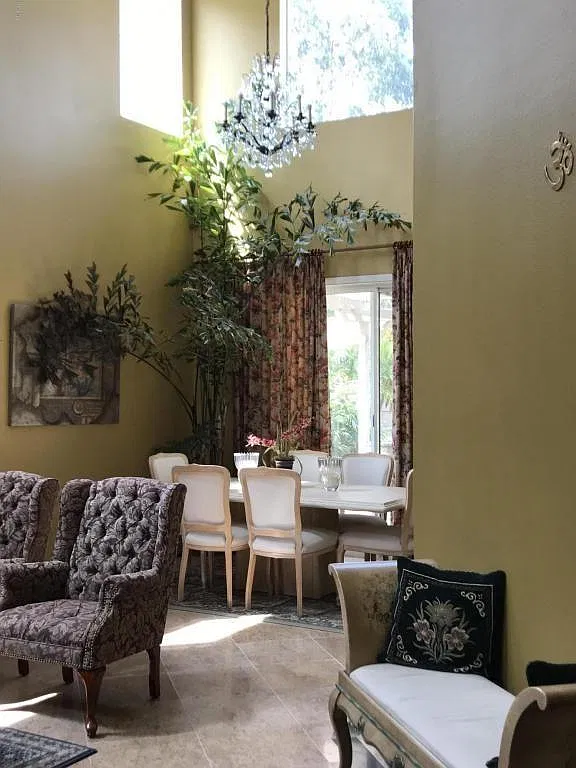 5 bed, 3065 sqft, $5,899 — Photo 3