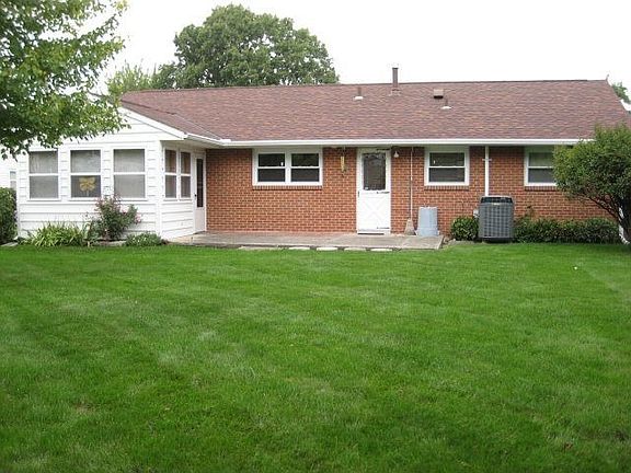 3rd image of 987 Chateau Dr
