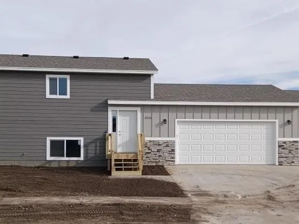 2512 N Bent Grass Ct, Sioux Falls, SD 57107