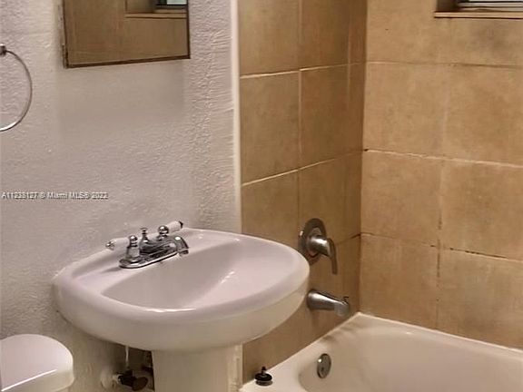 5th image of 412 SW 18th Ave #412