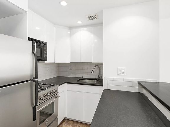 3rd image of 201 W 21st St APT 12H