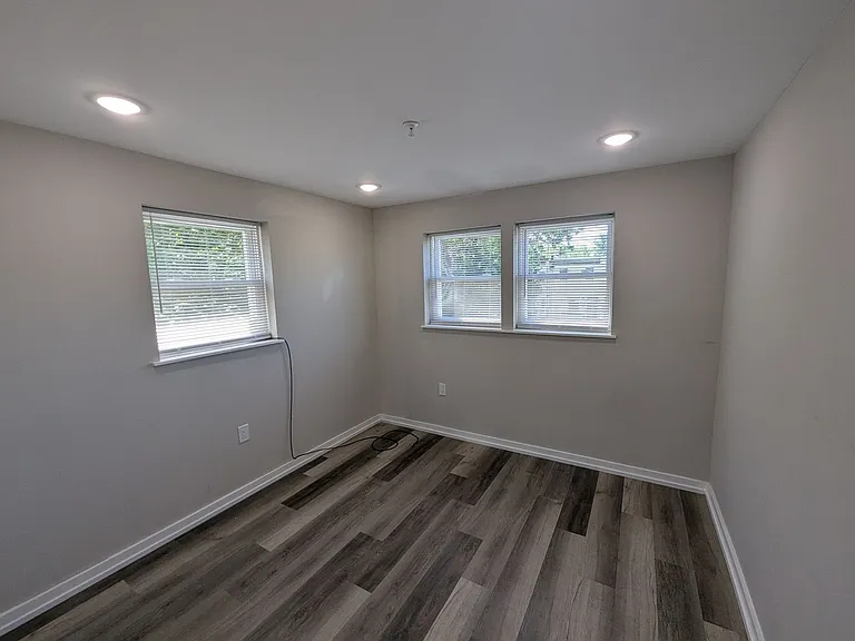 4946 W Thompson St — Photo 2