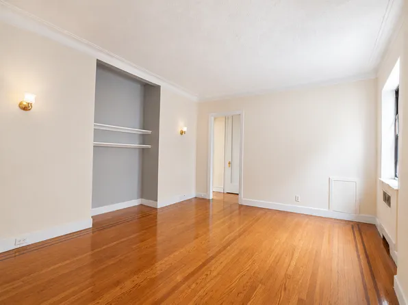 130 Bayridge Parkway image 1 of 6