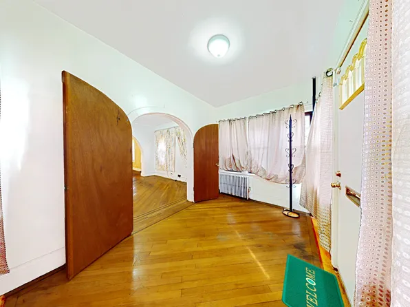 954 East 39th Street image 3 of 24