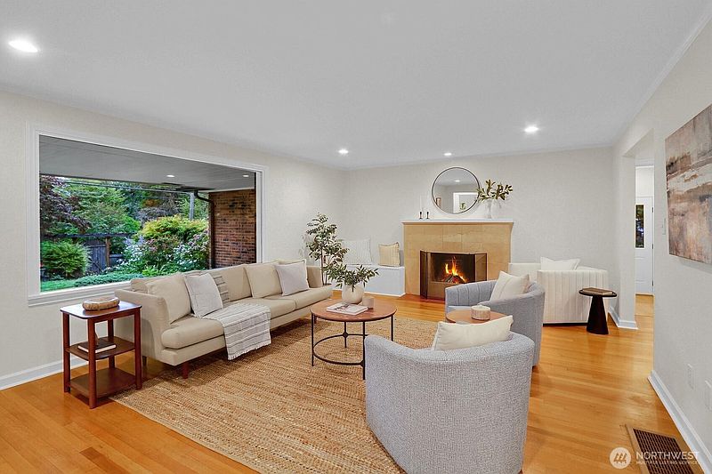 3rd image of 10527 23rd Avenue NE