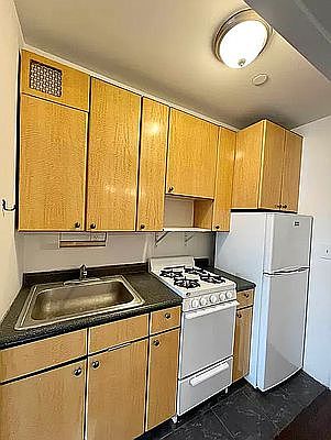 5th image of 530 W 47th St APT 3A