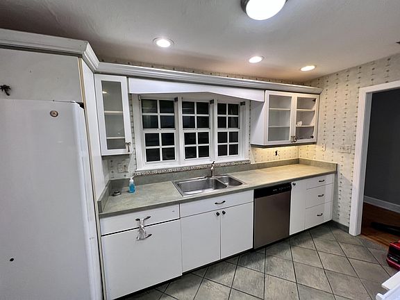 5th image of 606 Faulkner St #1