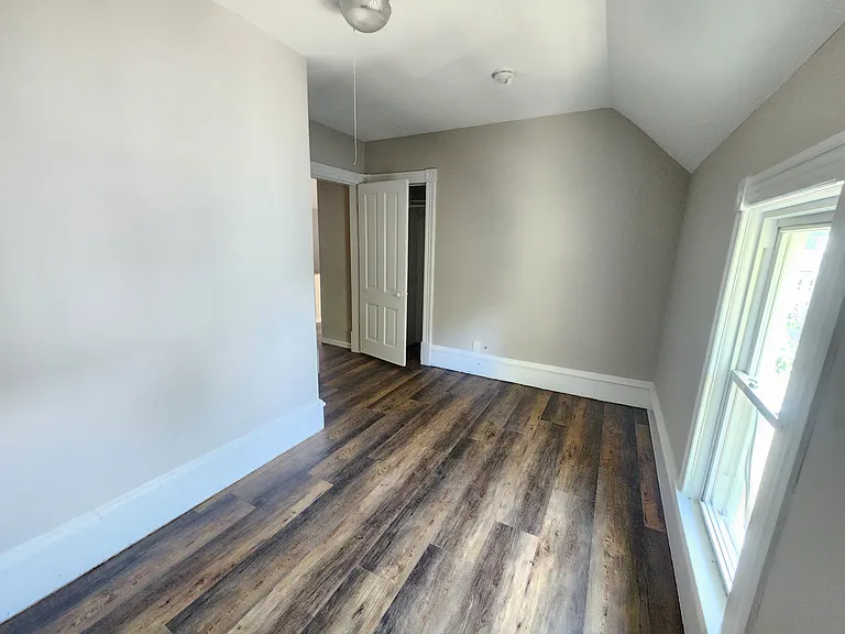 1913 University Ave NE — Photo 44