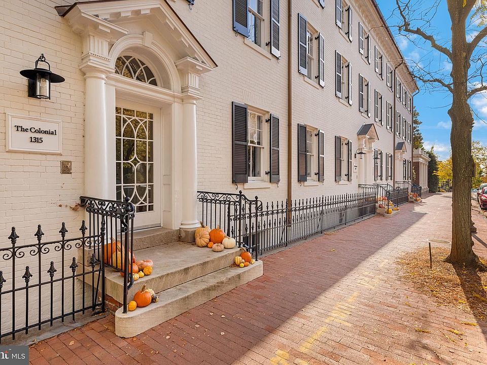 1st image of 1305 30th St NW #106