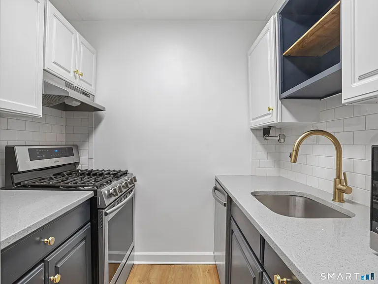 27 Northill St #2J — Photo 11