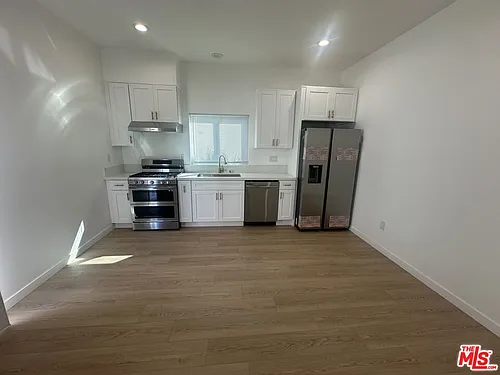 1174 1/2 S Windsor Blvd Photo 1