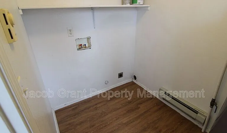 385 Golden St #4 — Photo 6