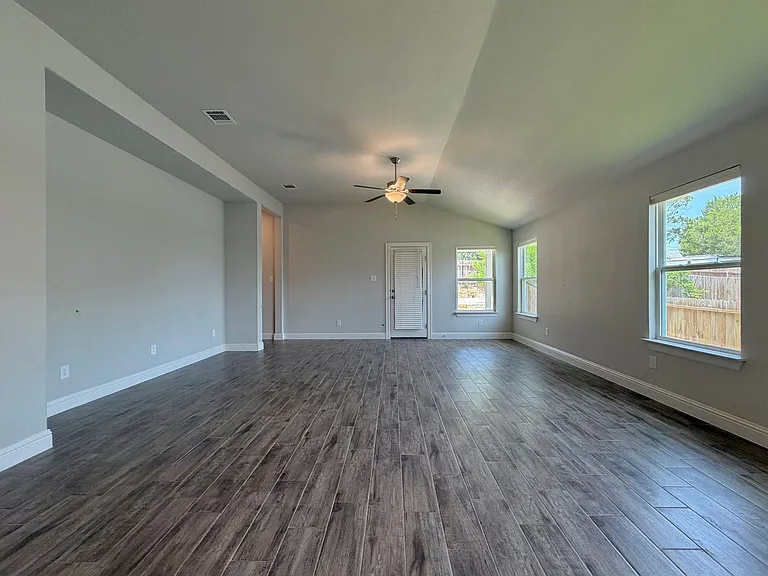 4300 Liberty Ln — Photo 5