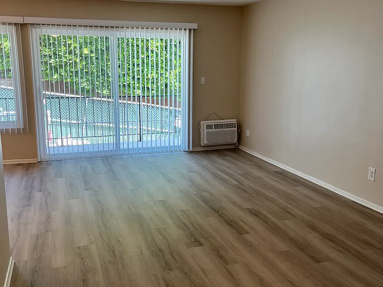 Le Baron Apartments — Photo 9