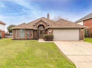 215 Parkmead Ct, Arlington, TX 76014