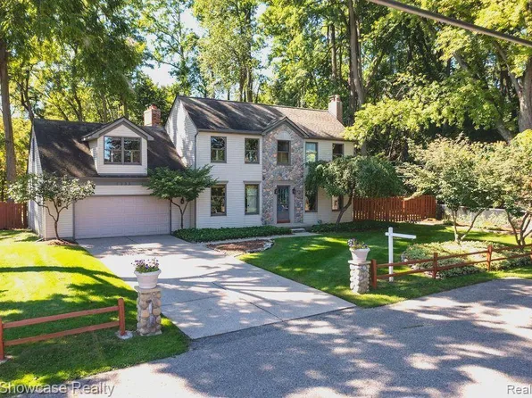 7335 Colony Dr, West Bloomfield, MI 48323