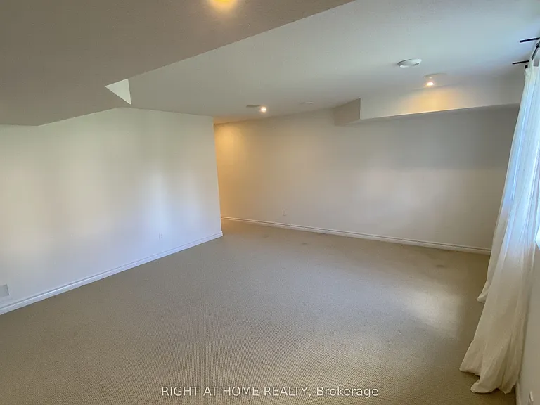 1119 Tischart Cres — Photo 29