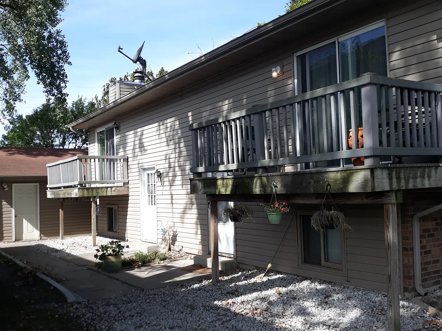 3 bed, 1.5 bath, 1160 sqft, $1,200 — Photo 1