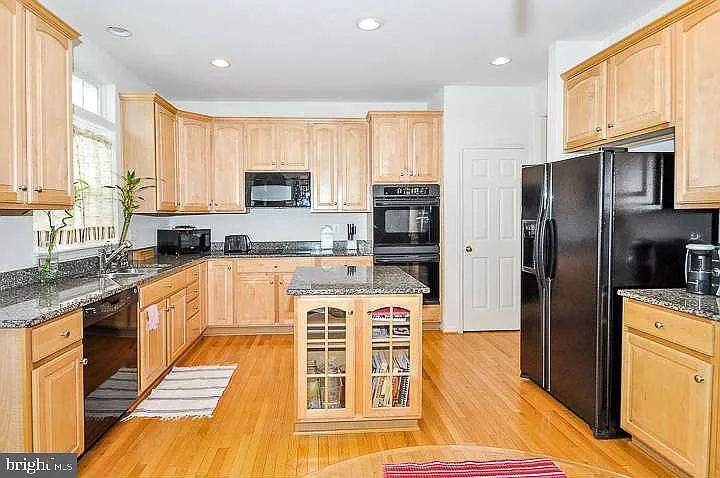 9910 E Hill Dr — Photo 7
