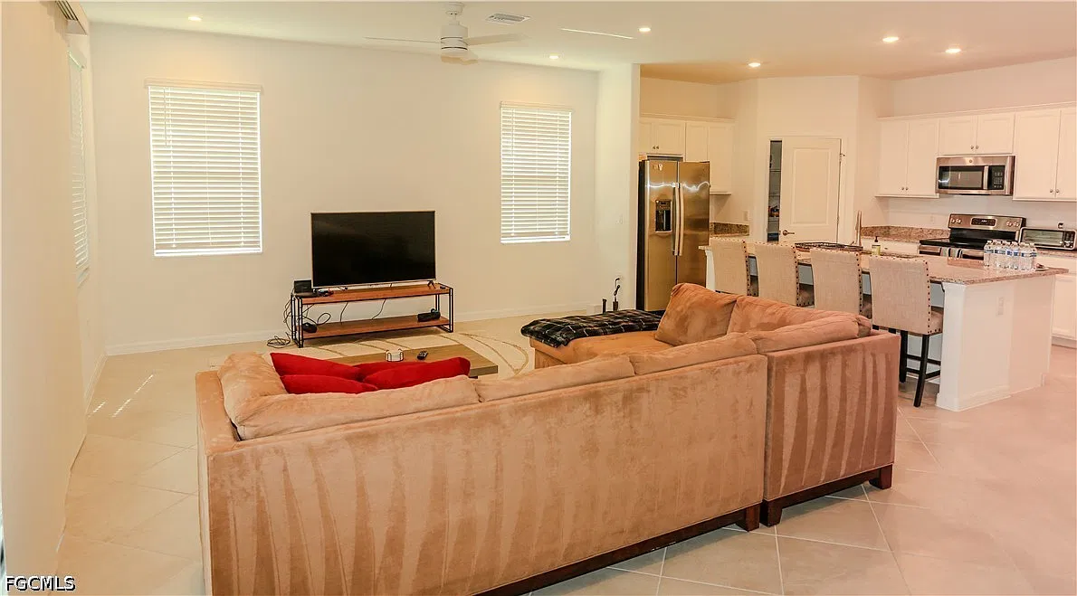 3 bed, 3.0 bath, 2202 sqft, $2,450 — Photo 4