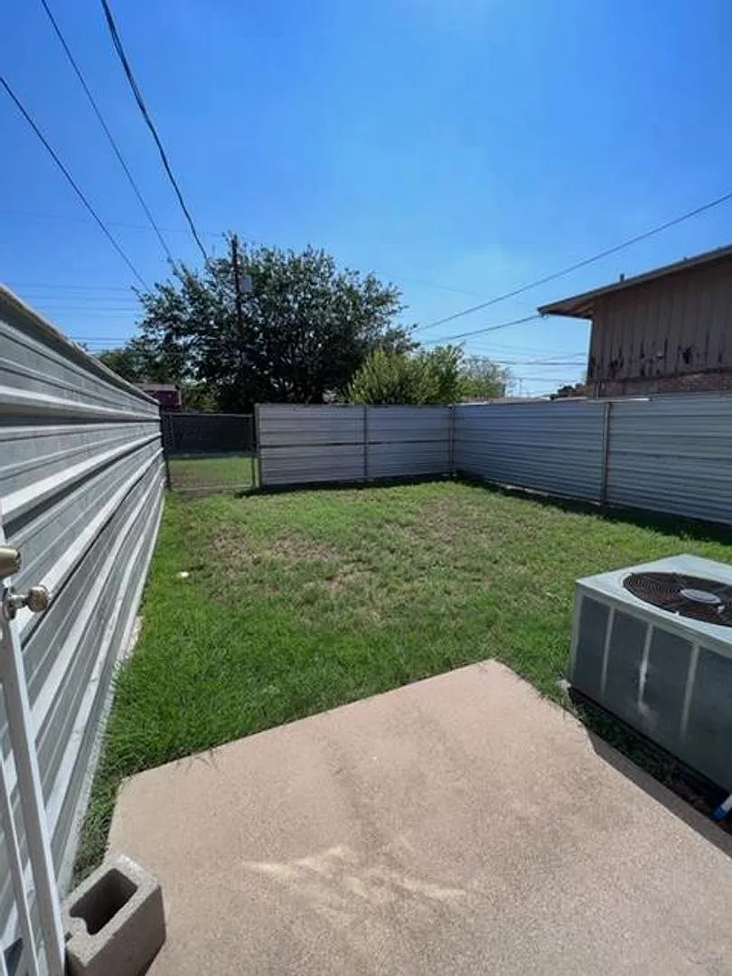 3 Bed, 1.5 Bath Townhouse — Photo 2
