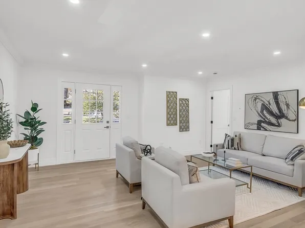 28 Farnsworth Ave #1, Waltham, MA 02451