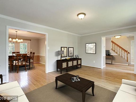 Living Room (2 of 2)