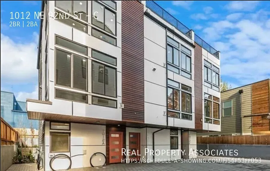 Beautifully Updated & Pet-Friendly 2 Bedroom with Stainless Steel Appliances, Rooftop Deck and AC! — Photo 2