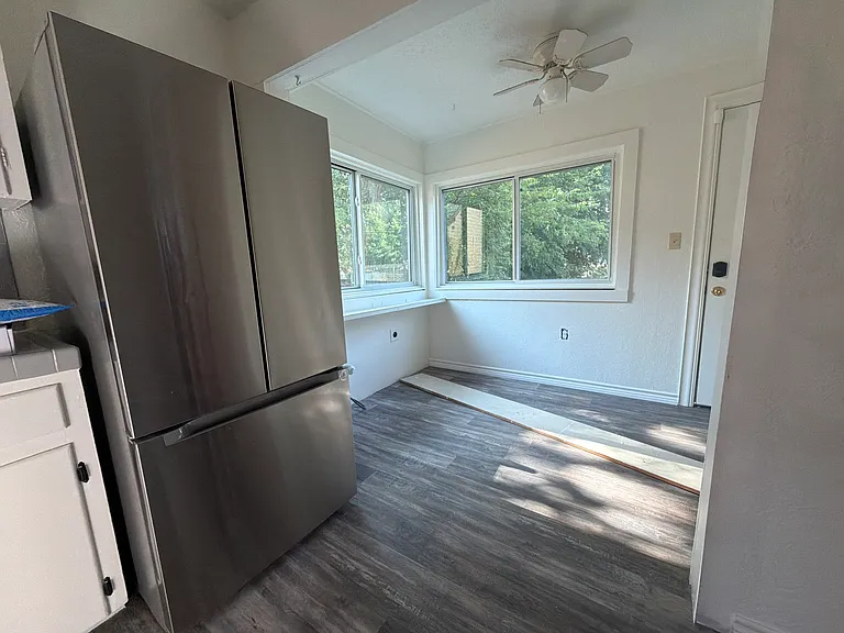 1910 NW Kinyon Ave — Photo 8