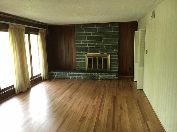 3rd image of 137 Howard Dr
