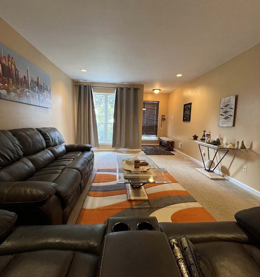 3 bed, 1984 sqft, $2,893 — Photo 3