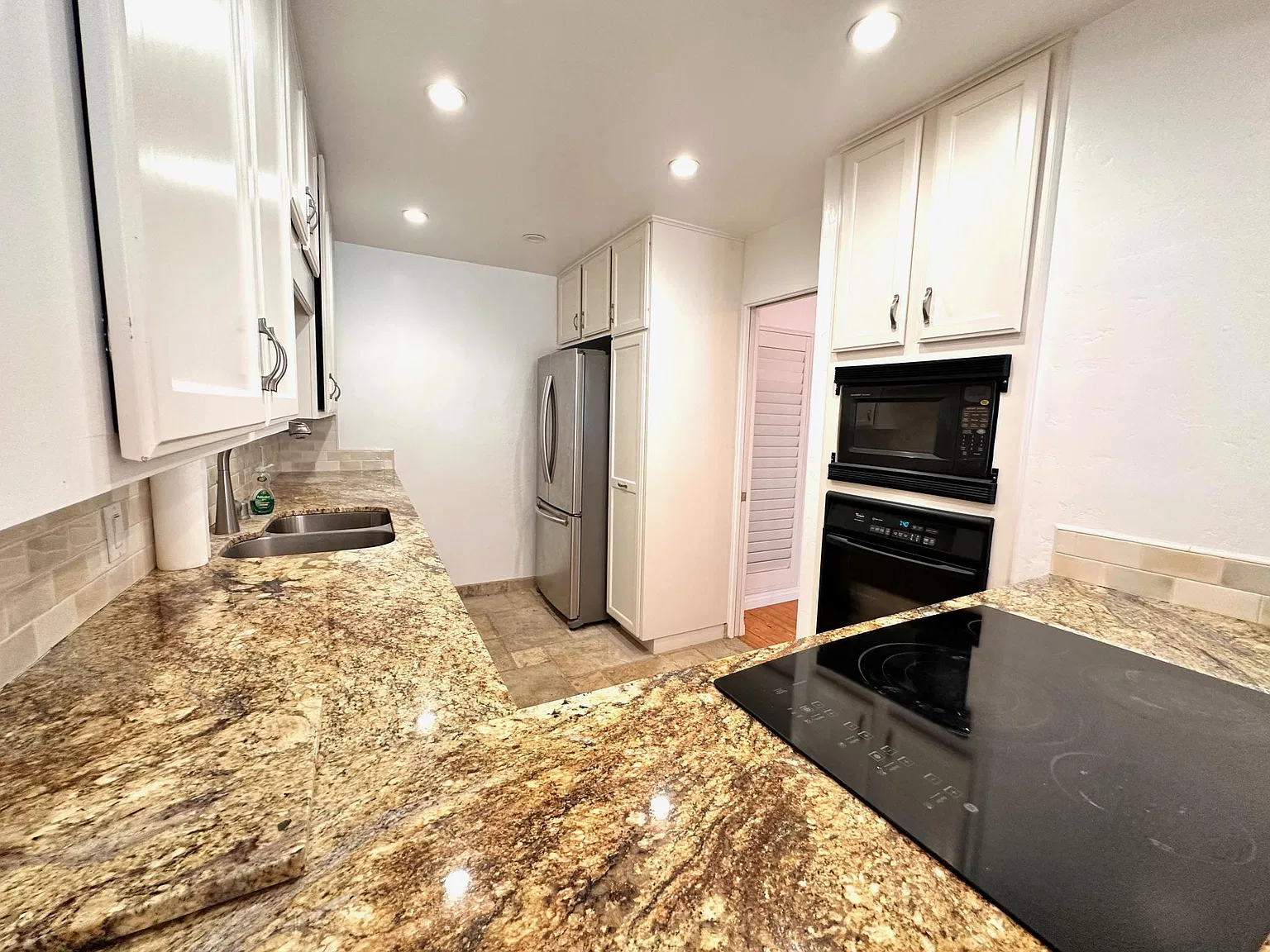 3 bed, 1400 sqft, $6,200 — Photo 3