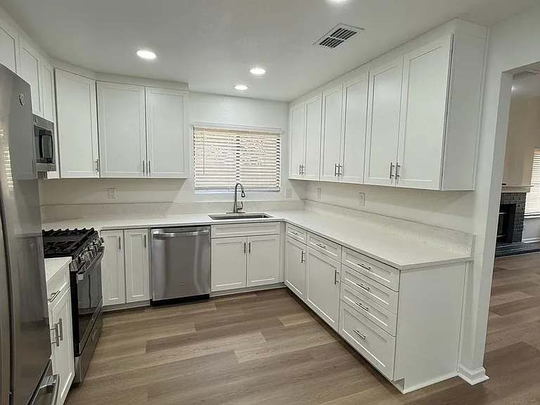 300 Grove Ct — Photo 2