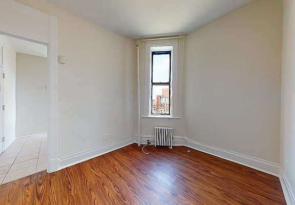5th image of 642 E 14th St APT 19