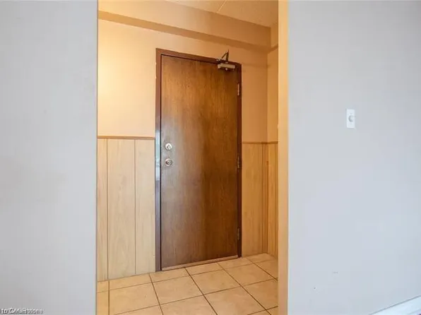 71 Vanier Dr #211, Kitchener, ON N2C 1J4