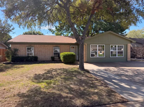 529 Edwards Dr, Saginaw, TX 76179