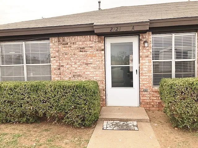 2121 S Loop 289 #B — Photo 2
