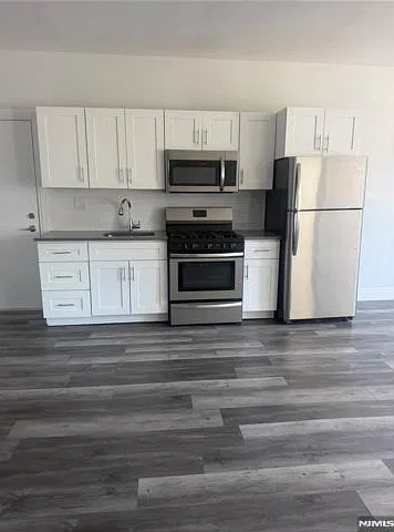 2 bed, 1.0 bath, $2,350 — Photo 2