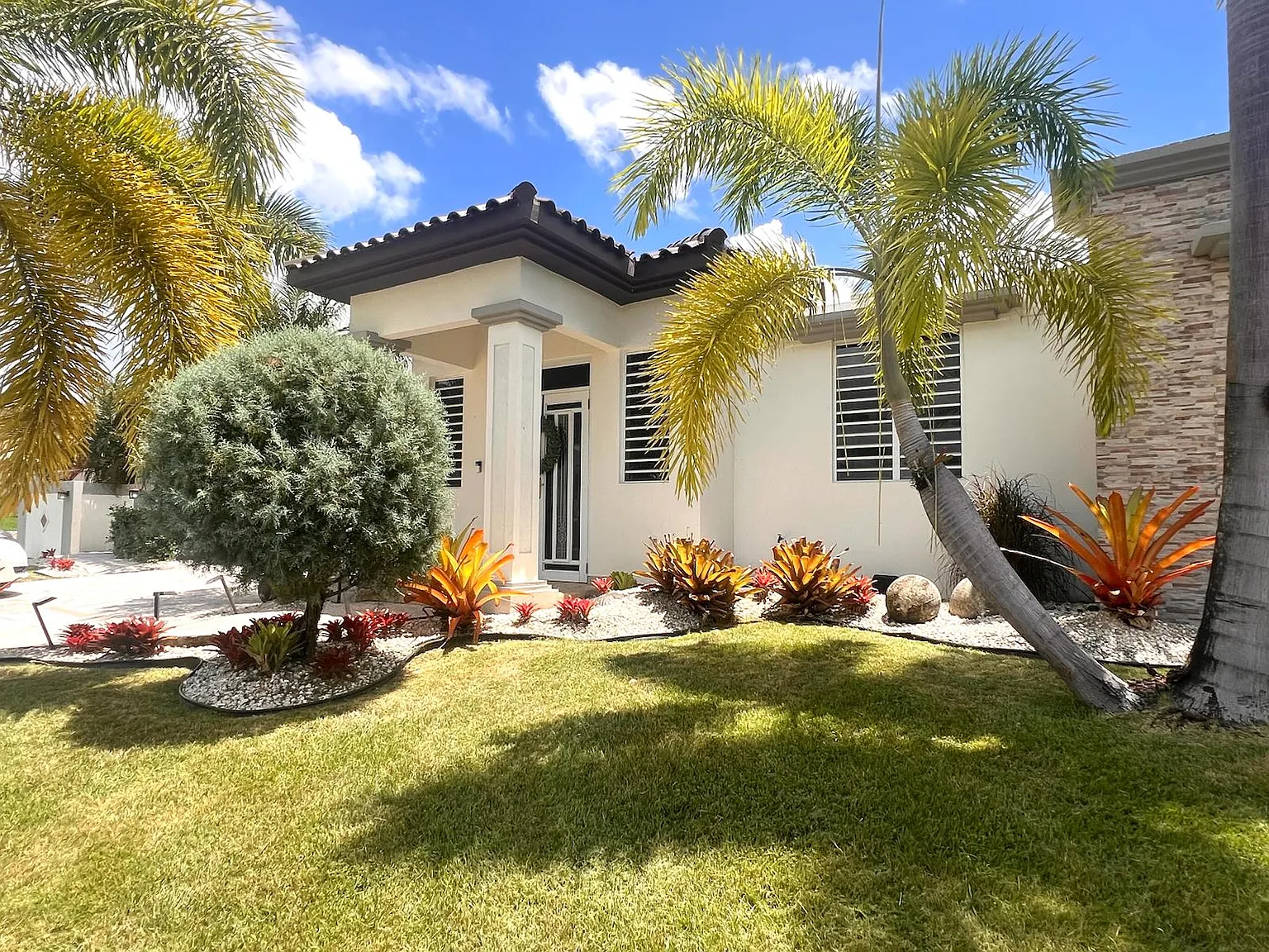 4 bed, 2.5 bath, 2300 sqft, $3,000 — Photo 2