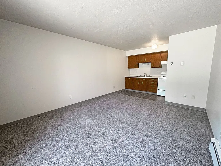 Royal Suites Apartments on Minot's North Hill — Photo 12