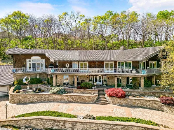 280 Lakeshore Dr W, Lenexa, KS 66217