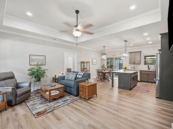 3rd image of 109 Morning Glory Ln