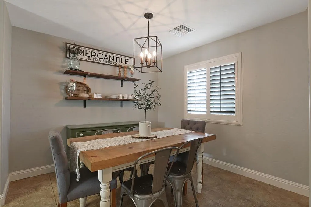2423 W Corvina Ave — Photo 2