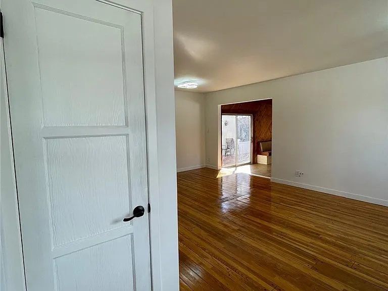 7359 Amestoy Ave — Photo 19